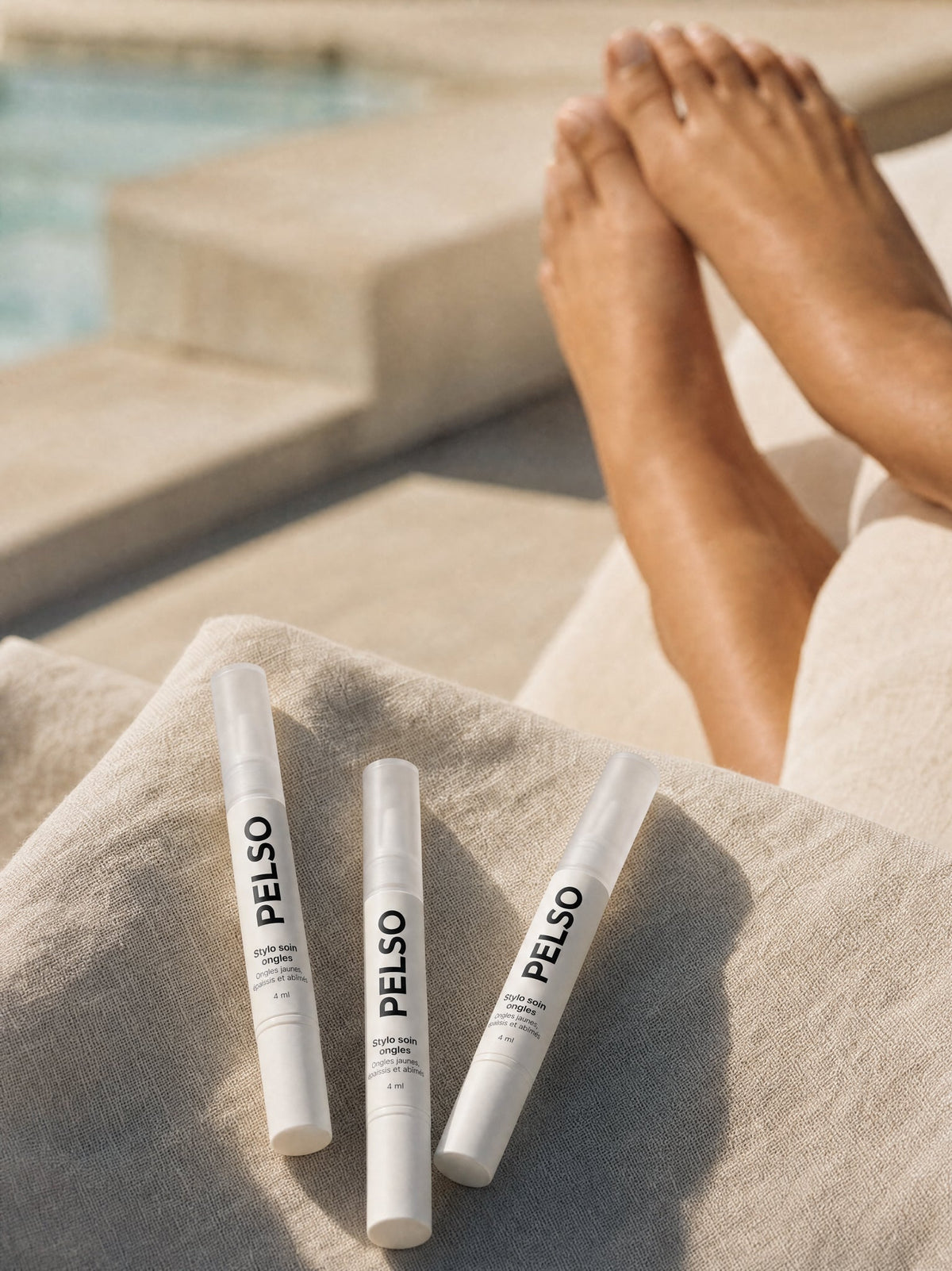 Trois stylos PELSO sur serviette en lin, ambiance estivale