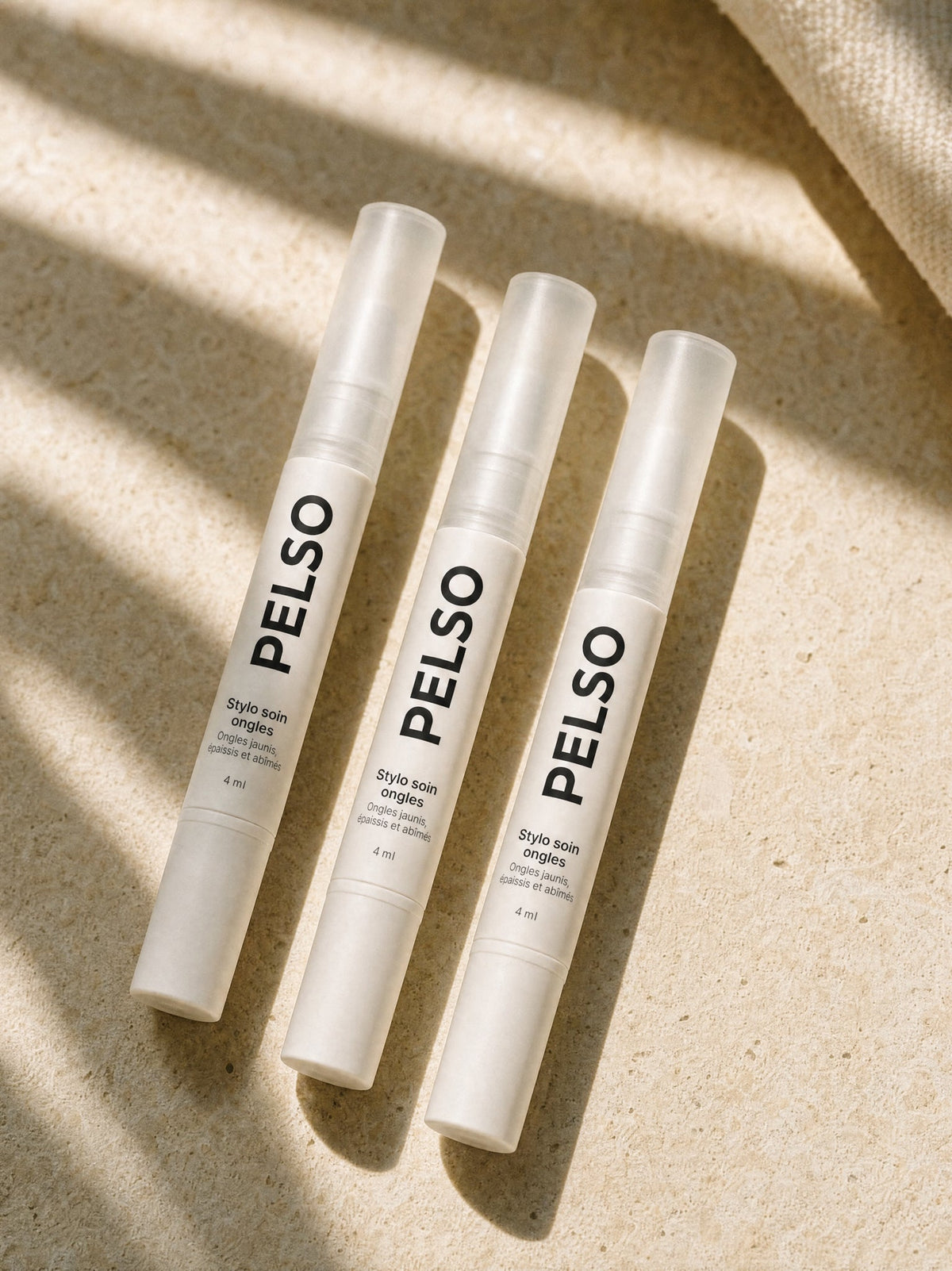 Trois stylos PELSO avec pochette en lin sur bloc de pierre