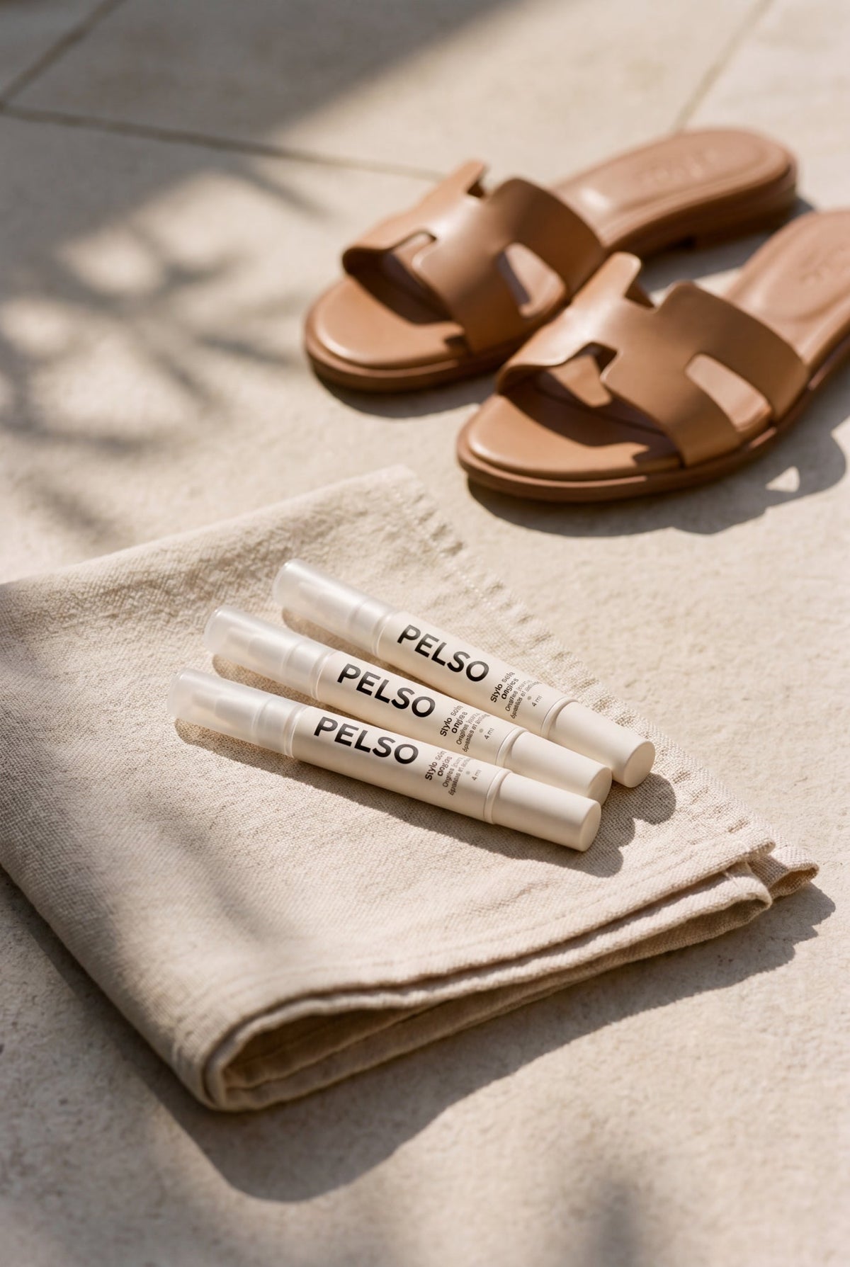 Stylos PELSO dans un panier en osier avec serviette en lin