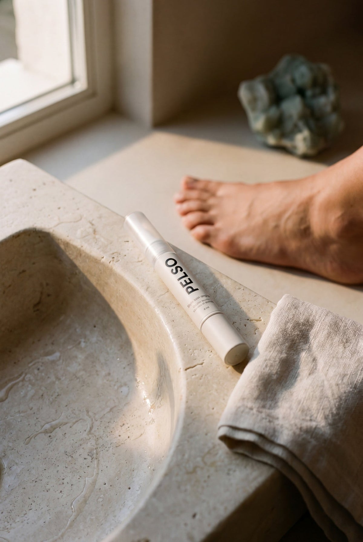 Stylo PELSO sur lavabo pierre avec serviette lin